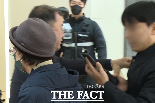 김건희 여사의 모친 최은순 씨와 오빠 김진우 씨가 4일 김 여사 연루 의혹을 수사하는 민중기 특별검사팀에 피의자 신분으로 출석해 조사를 받았다. /김기범 기자