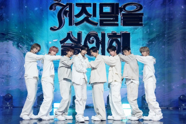 그룹 아홉이 4일 오후 서울 광진구 예스24라이브홀에서 열린 두 번째 미니앨범 The Passage(더 패시지)의 미디어 쇼케이스에서 타이틀곡 피노키오는 거짓말을 싫어해의 무대를 선보이고 있다./F&F엔터테인먼트