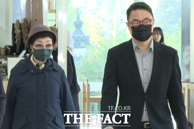 김건희 여사의 모친 최은순 씨와 오빠 김진우 씨가 민중기 특별검사팀의 조사에 진술거부권 없이 임하고 있다. 윤석열 전 대통령의 부인 김건희 여사의 모친 최은순 씨와 오빠 김진우 씨가 4일 오전 서울 종로구 KT광화문빌딩 웨스트에 마련된 김건희 여사의 의혹을 수사하는 민중기 특별검사 사무실에 피의자 신분으로 출석하고 있다. /서울 종로구=김기범 기자