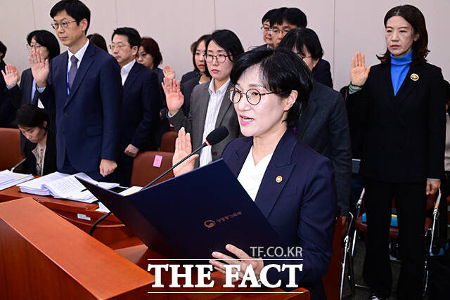 원민경 성평등가족부 장관(앞줄 오른쪽)이 4일 서울 여의도 국회에서 열린 성평등가족위원회의 성평등가족부 등에 대한 국정감사에 출석해 증인 선서를 하고 있다. /국회=남윤호 기자