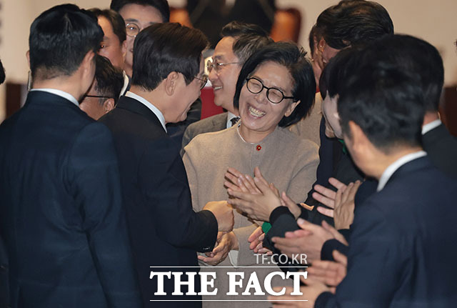 이재명 대통령이 4일 오전 서울 여의도 국회에서 2026년도 예산안 및 기금운용계획안 대통령 시정연설을 마친 뒤 최민희 국회 과학기술정보방송통신위원장과 인사하고 있다. /국회=배정한 기자