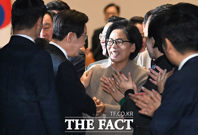 이재명 대통령이 4일 서울 여의도 국회에서 2026년도 정부 예산안에 대한 시정연설을 한 뒤 본회의장을 나서며 최민희 국회 과학기술정보방송통신위원장과 인사하고 있다. /국회=배정한 기자