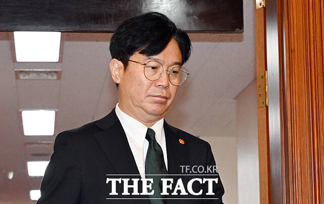 김영훈 고용노동부 장관(사진)이 4일 민주노총의 새벽배송 금지 요구에 대해 사회적 대화로 합리적 방안을 모색해야 한다고 밝혔다./임영무 기자