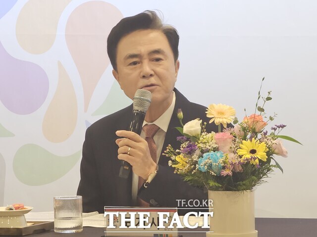 김태흠 충남도지사가 4일 금산군민과의 대화에 앞서 열린 언론인 간담회에서 정부의 규제로 난항에 빠진 금산인삼엑스포 네 번째 유치에 도가 적극 지원에 나서곘다고 약속했다. /이정석 기자