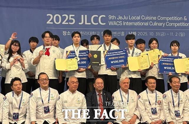 경남도립남해대학 호텔조리제빵학부 학생들이 제주에서 열린 국제요리경연대회에서 수상 후 기념 촬영을 하고 있다. /경남도립남해대학