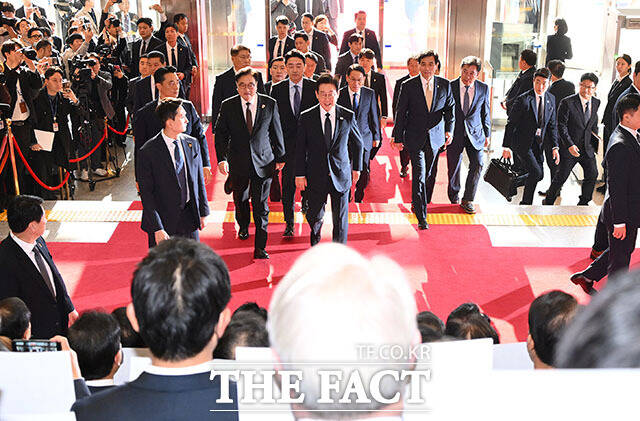 이재명 대통령이 4일 2026년도 정부 예산안에 대한 시정연설을 하기 위해 서울 여의도 국회를 방문해 국민의힘 의원들의 피켓시위를 받으며 환담장으로 향하고 있다. /국회=배정한 기자