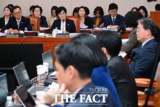 원민경 장관이 감사위원의 질의를 듣고 있다.