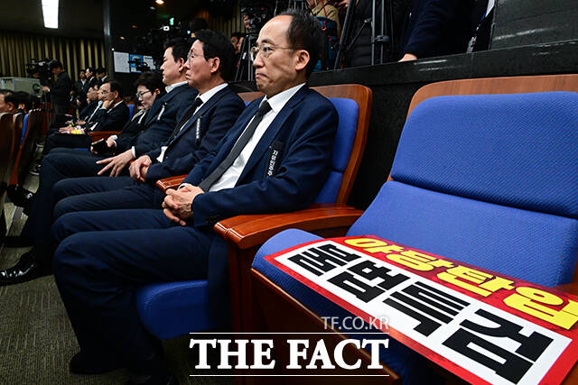 내란중요임무종사 혐의로 구속영장이 청구된 추경호 국민의힘 의원이 4일 오전 서울 여의도 국회에서 열린 의원총회에 참석해 굳은 표정을 짓고 있다. /국회=남윤호 기자