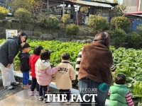  대덕구노인종합복지관, 세대 통합 텃밭 수확 체험 '나눔한줌' 진행