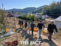  금산군의회, 제원면 과수 농가서 일손 돕기 '구슬땀'