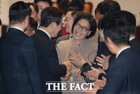  '연일 사퇴 요구' 최민희, 李 대통령과 인사 나누며 '환한 미소' [TF사진관]