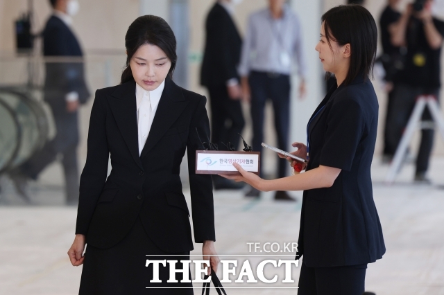 김건희 여사 측이 5일 자신의 연루 의혹에 관해 건진법사 전성배 씨로부터 샤넬백을 두 차례 수수받은 사실을 처음으로 인정했다. /사진공동취재단