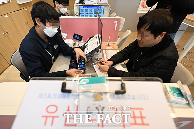 KT가 전체 가입자 유심(USIM) 무상 교체에 나선 5일 오전 서울 영등포구 KT플라자 여의도역점에서 한 시민이 유심 교체 상담을 받고 있다. /서예원 기자