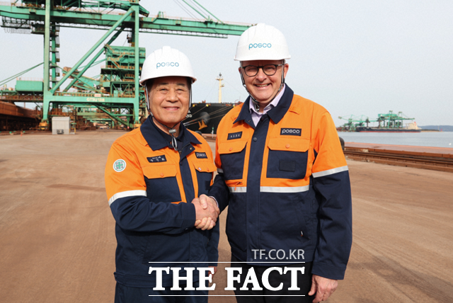 10월 30일 앤서니 앨버니지 호주 총리(오른쪽)가 포스코 포항제철소를 방문한 가운데 장인화 포스코그룹 회장과 기념사진을 촬영하고 있다. /포스코그룹