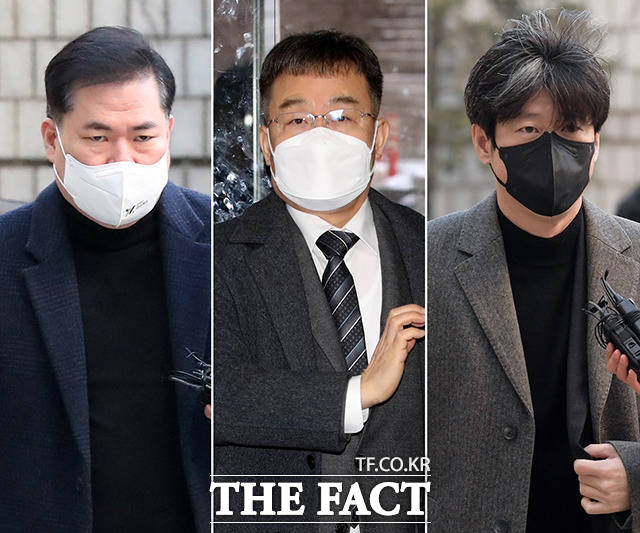 대장동 1심 재판부는 판결문에서 당시 성남시장이었던 이재명 대통령과 민간업자들 간의 공모 여부에 관해서는 판단하지 않았으나, 이 대통령의 시장 재선으로 민간업자들이 사업 선정에 사실상 특혜를 받은 것이라고 판시하기도 했다. 사진은 왼쪽부터 유동규 전 본부장, 김만배 씨, 남욱 변호사. /더팩트 DB