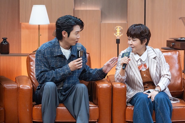 가수 손태진(왼쪽)과 코미디언 조혜련은 MBN 새 예능 프로그램 언포게터블 듀엣 온라인 제작발표회에서 지난해 추석 특집에 이어 출연하는 소감을 밝혔다. /MBN