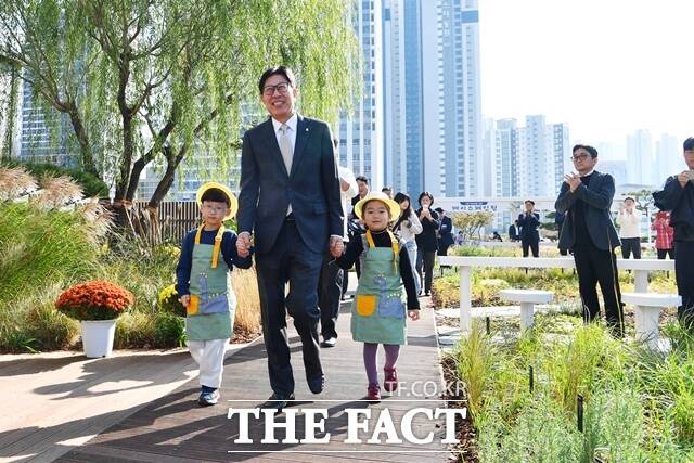 부산시청사 4층 하늘정원 시민 개방 행사. /부산시