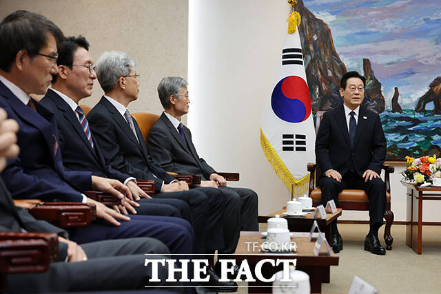 시정연설을 위해 국회를 방문한 이재명 대통령이 4일 국회의장접견실에서 우원식 국회의장 등과의 환담에서 발언하고 있다. /배정한 기자