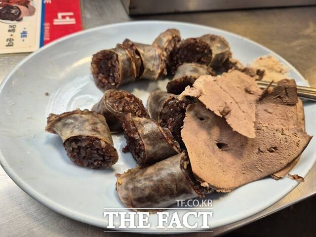 5일 오승혁의 현장은 메뉴 바꿔치기, 가격 올려 받기 등의 논란으로 이미지가 얼룩지고 있는 서울 종로구 광장시장을 찾아 순대를 주문하며 현장 실태를 취재했다. 사진은 주문한 8000원 상당의 순대 메뉴 모습. /서울 종로=오승혁 기자