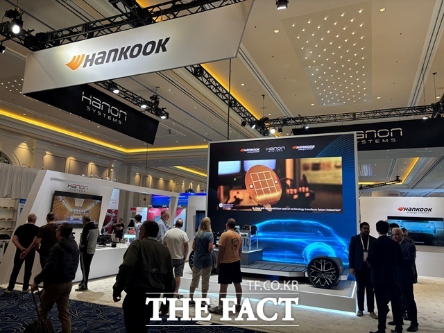 4일(현지시간) 미국 라스베이거스에서 개막한 글로벌 최대 자동차부품 전시회 AAPEX 2025에서 한국앤컴퍼니그룹이 부스에 전시한 메인 목업 차량을 방문객들이 관람하고 있다. /한국앤컴퍼니그룹