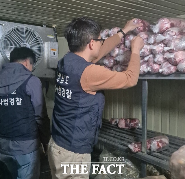 경남도 특별사법경찰이 보양식 취급 업소를 대상으로 원산지표시 등을 점검하고 있다. /경남도