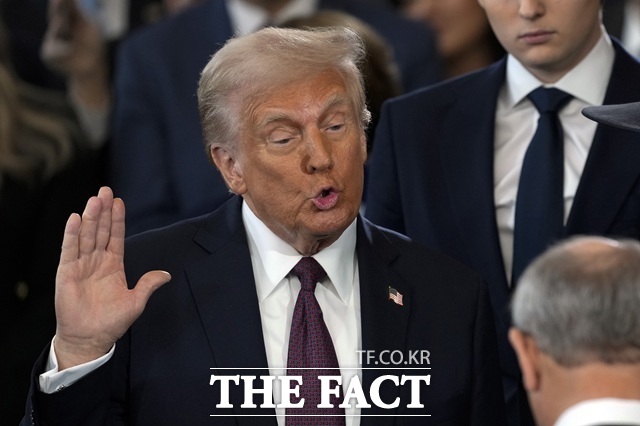 도널드 트럼프 미국 대통령은 자신의 SNS 트루스소셜을 통해 우리(공화당)가 필리버스터를 종결(핵 옵션 가동)하지 않는다면 민주당이 중간선거도, 다음 대선도 이길 가능성이 훨씬 커진다고 주장했다. 사진은 지난 1월 20일(현지시간) 미국 워싱턴 D.C. 캐피탈 원 아레나에서 취임 선서를 하는 트럼프 대통령. /AP.뉴시스