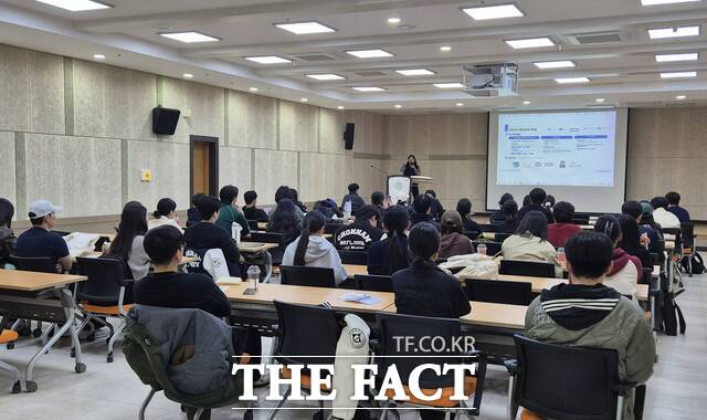 국립순천대학교가 지난 10월 29일 2025 광주·전남 권역 해외취업박람회에 참가해 해외취업 설명회를 듣고 있다./국립순천대학교