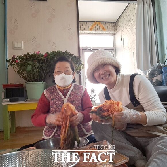 대덕구노인종합복지관은 5일 겨울을 맞아 지역 내 독거 및 취약계층 어르신들을 대상으로 생활지원사와 어르신이 1대 1로 함께 김장을 담그는 사랑의 김장키트 나눔 프로그램을 진행했다. /대덕구노인종합복지관