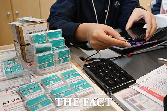 KT가 전체 가입자 유심(USIM) 무상 교체에 나선 5일 오전 서울 영등포구 KT플라자 여의도역점에서 한 시민이 유심 교체 상담을 받고 있다. /서예원 기자