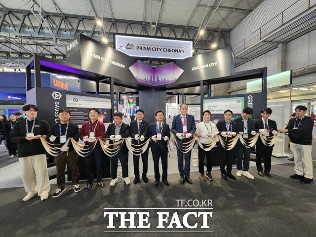 김석필 천안시장 권한대행 부시장과 참가기업 대표들이 지난 4일(현지시각) 스페인 바르셀로나 Fira 전시장에서 열린 ‘스마트시티 엑스포 월드 콩그레스(SCEWC 2025)’ 개관식에서 천안관 리본 커팅을 하고 있다. /천안시