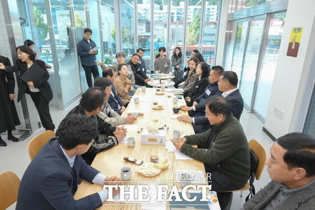 공주시가 4일 활력플러스센터를 열고 개소기념 차담회를 갖고 있다. /공주시