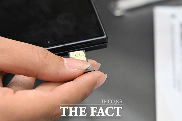 KT가 전체 가입자 유심(USIM) 무상 교체에 나선 5일 오전 서울 영등포구 KT플라자 여의도역점에서 한 시민이 유심 교체 상담을 받고 있다. /서예원 기자