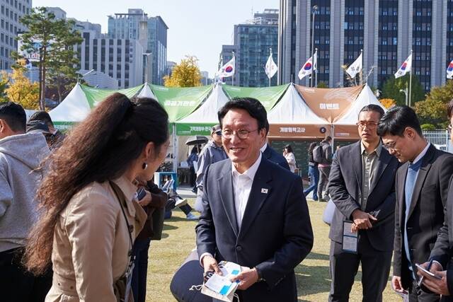 김민석 국무총리는 5일 개발협력에 대한 국민의 관심과 인식을 높이기 위해서는 해외원조 사업의 효과성과 투명성을 확보해 성과를 높이고, 그 성과를 국민께 소상히 알리기 위해 더욱 노력해야 한다고 밝혔다. /총리실
