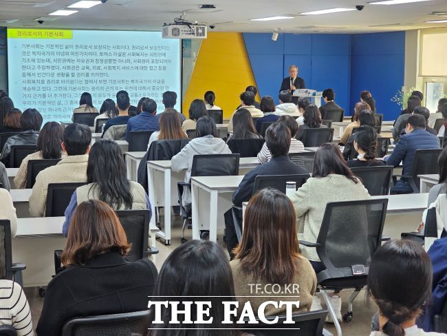 강남훈 기본사회 이사장이 안양시청에서 특강을 하고 있다. /안양시