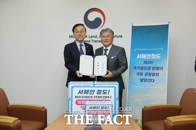 영광군이 서해안철도 건설사업의 국가계획 반영을 건의하기 위해 김육덕 국토교통부 장관을 만나 면담하고 있다. /영광군