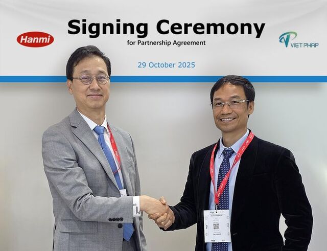 박재현 한미약품 대표이사(왼쪽)와 응우옌 치 중 비엣팝 대표가 독일 프랑크푸르트에서 열린 CPHI Worldwide 2025에서 만나 계약을 체결했다. /한미약품