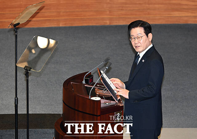 당은 예산안에 대한 비판이 정확한 사실에 기반해야 한다고 강조한다. 사진은 이재명 대통령이 4일 오전 서울 여의도 국회 본회의장에서 2026년도 예산안 관련 시정연설을 하기 전 야당쪽 빈 좌석을 바라보고 있는 모습. /배정한 기자