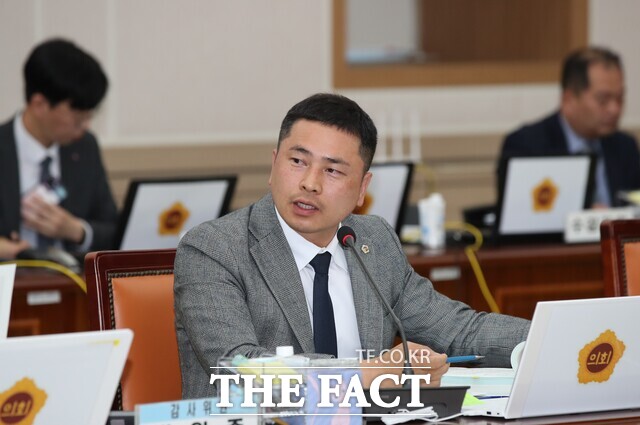 임형석 의원이 4일 전남도교육청 행정사무감사에서 질의하고 있다./전남도의회