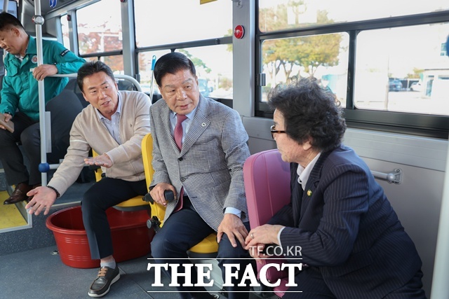 이상근 고성군수가 전기저상버스에 시승해 주민과 대화를 나누고 있다. /고성군