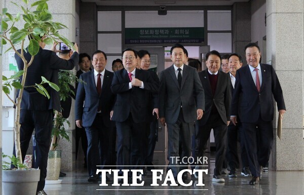 대전시와 국민의힘 중앙당이 지역 현안 해결과 내년도 국비 확보를 위한 충청권 지역민생 예산정책협의회를 5일 대전시청에서 개최했다. 장동혁 당대표와 이장우 대전시장 등 관계자들이 행사장으로 입장하고 있다. /선치영 기자