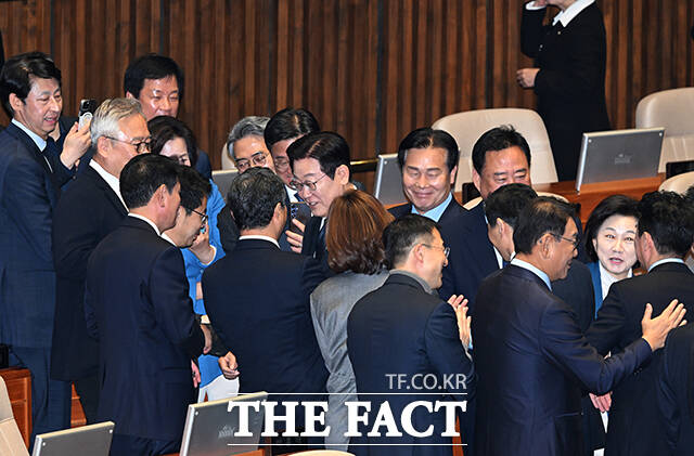 이재명 대통령이 지난 4일 오전 서울 여의도 국회 본회의장에서 2026년도 예산안 관련 시정연설을 마친 뒤 여당 의원들과 인사를 하며 이동하고 있다. /국회=배정한 기자