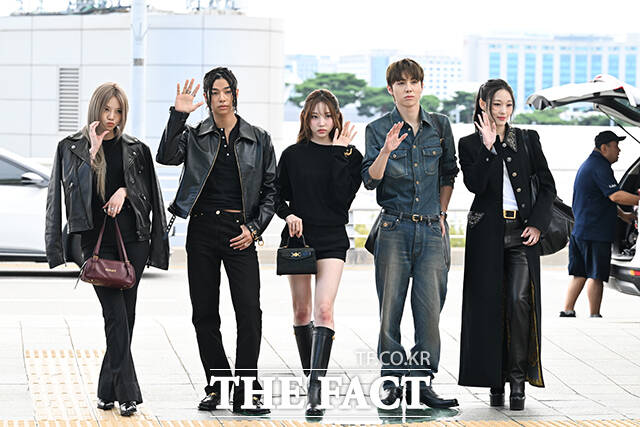 그룹 올데이 프로젝트가 오는 17일 싱글에 이어 12월 미니 앨범을 발매한다. 사진은 지난 9월 해외 스케줄 참석 차 출국하는 모습. /서예원 기자