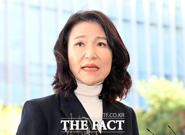 공직선거법·국가공무원법 위반 혐의로 체포됐다가 풀려난 이진숙 전 방송통신위원장이 5일 오후 서울 영등포경찰서장과 영등포서 수사2과장 등을 직권남용 혐의로 서울남부지검에 고발했다. /이새롬 기자