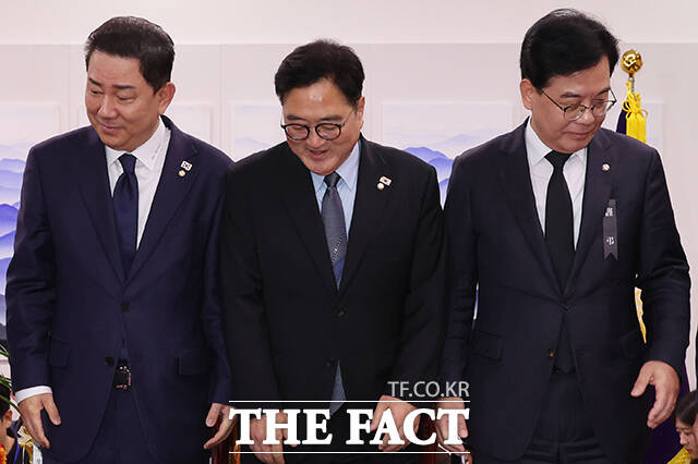 우원식 국회의장과 여야 원내대표가 지난달 13일 오전 서울 여의도 국회에서 열린 국회의장 주재 여야 원내대표 회동에 참석해 기념사진 촬영을 마친 뒤 이동하고 있다. 왼쪽부터 김병기 더불어민주당 원내대표, 우원식 의장, 송언석 국민의힘 원내대표. /국회=배정한 기자