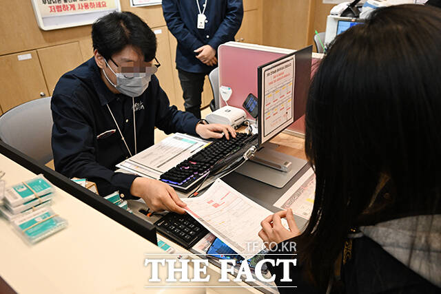 KT가 전체 가입자 유심(USIM) 무상 교체에 나선 5일 오전 서울 영등포구 KT플라자 여의도역점에서 한 시민이 유심 교체 상담을 받고 있다. /서예원 기자