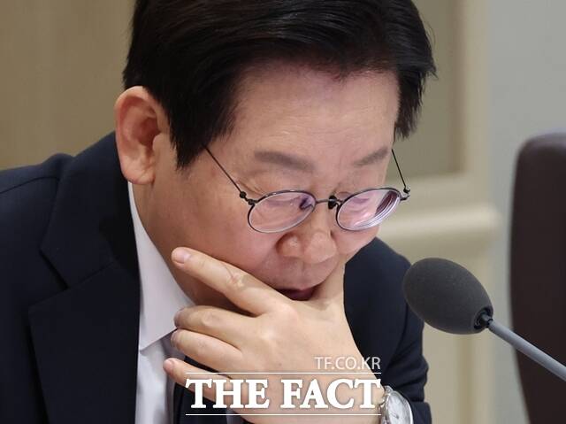 이재명 정부가 강력한 부동산 대책으로 서울 전역을 규제지역으로 묶은 가운데, 규제의 틈을 비켜간 지역으로 실수요자·투자자들의 시선이 쏠리고 있다. 이재명 대통령이 지난 4일 서울 용산 대통령실 청사에서 열린 국무회의에서 자료를 살펴보고 있다. /대통령실통신사진기자단·뉴시스