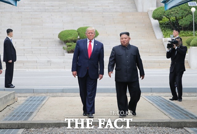 미국 국무부도 별도로 대북 제재 강화에 나섰다. 사진은 2019년 6월 30일 도널드 트럼프 미국 대통령이 판문점 공동경비구역(JSA) 군사분계선 북측 지역에서 김정은 북한 국무위원장과 만났던 모습. /뉴시스