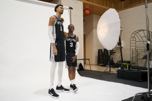 2024년 9월 당시 팀 동료인 크리스 폴(오른쪽)과 미디어데이 촬영을 하고 있는 웸반야마. NBA의 명 가드인 폴의 키는 1m83이다. / AP 뉴시스