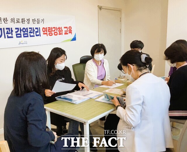 장성군이 의료기관을 대상으로 찾아가는 감염관리 교육을 실시하고 있다. /장성군