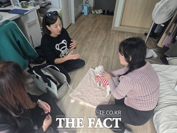 대전 유성구가 사회적 고립으로 인한 고독사 예방을 위해 대전 자치구 최초 반려동물 매개 심리치료와 숲 체험 등 프로그램을 12월까지 운영한다. 사진은 동물 매개 치료사가 반려동물 매개 심리 치료를 진행하고 있는 모습. /유성구